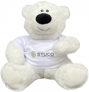 Plüschtier Bär mit weißem T-Shirt und dem Logo von STUCO