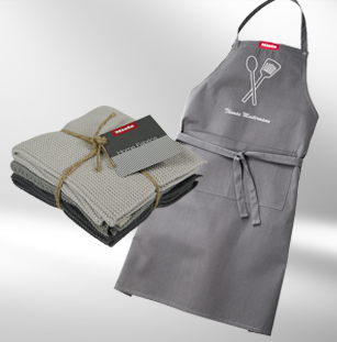 Kochschürze und Spültücher mit dem Logo von Miele