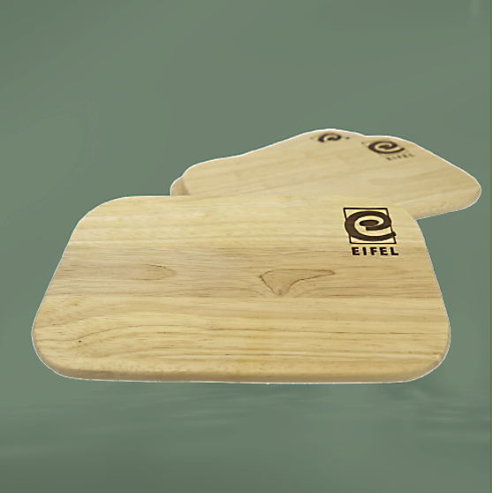 Schneidebett aus Holz mit dem Logo von Eifel