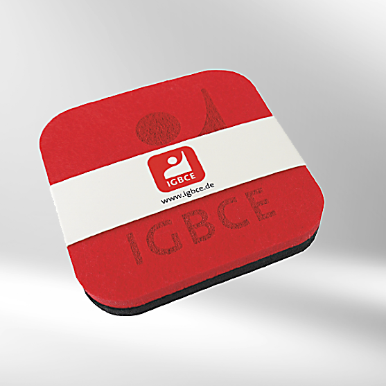 Roter Filzuntersetzer mit weißer Banderole, beides bedruckt mit dem IGBCE Logo